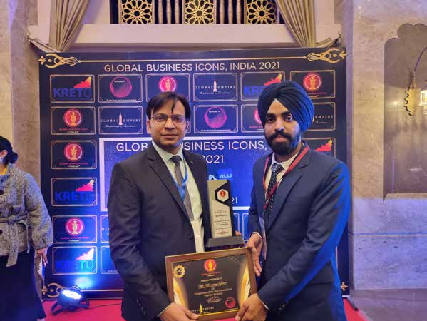 Niranjan Mahawar receiving an entrepreneurship award