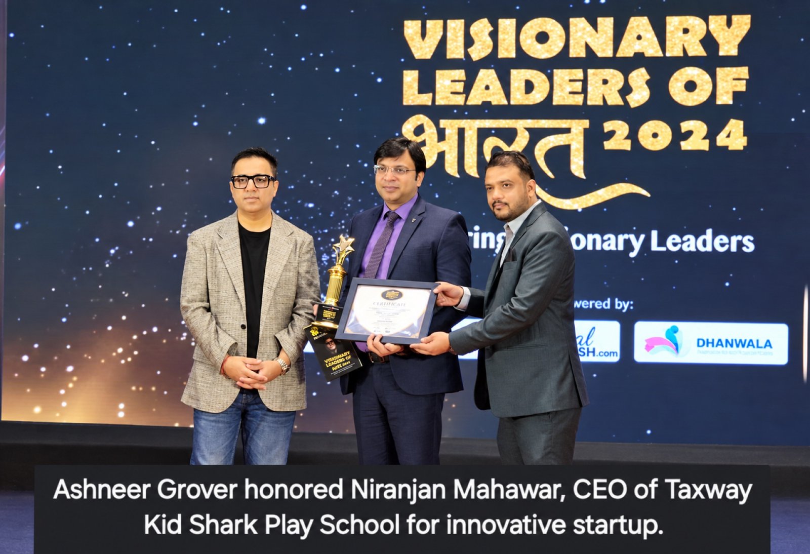 Niranjan Mahawar receiving a Visionary Leaders of Bharat 2024 award