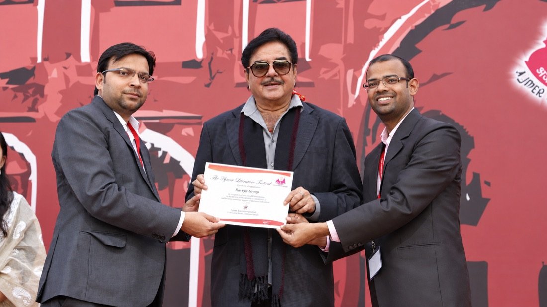 Niranjan Mahawar presenting a certificate at the Ajmer Literature Festival